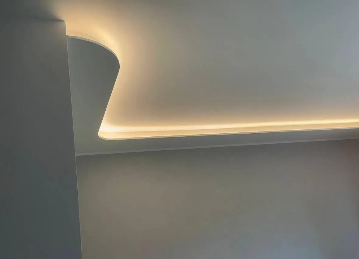 Taglio di luce LED in controsoffitto in cartongesso a Bergamo
